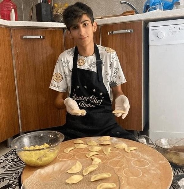 Hatay'da kaybettiğimiz binlerce vatandaşımızın arasında sosyal medya fenomeni Taha Duymaz da vardı... Taha ile Melek ve Umut isimli iki kardeşinin cansız bedenleri 12. günün sonunda enkaz altından çıkartıldı.