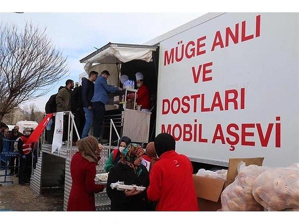 Bu süreçte bir süre önce hayata geçirdiği Müge Anlı ve Dostları Mobil Aşevi projesindeki 31 aşevi karavanını ve Kızılay ile birlikte düzenlediği yardım kampanyasında topladığı 55 milyon TL değerindeki yardımı deprem bölgelerine gönderdi.