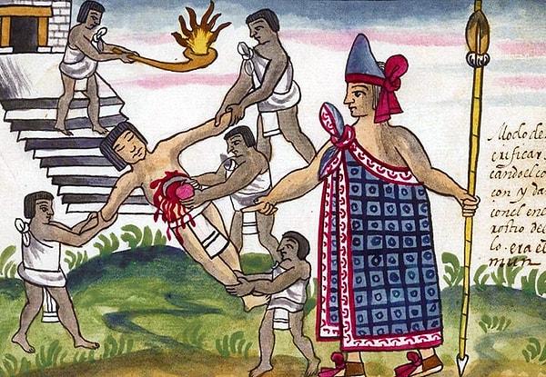 İnsan kurban etme ritüelinde, kurban edilen insanlar çoğunlukla tutsak savaşçılar arasından seçilirdi. Hatta Azteklerde bazen savaş, yalnızca kurban etmeye insan bulmak için yapılırdı. En cesurca savaşan ya da en yakışıklı olanlar, kurban edilmek için en iyi adaylar olarak görülüyordu ve tanrıları memnun etme olasılıkları daha yüksekti.