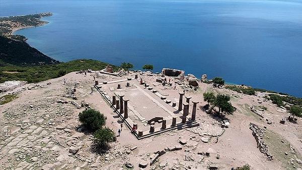 Assos, MÖ. 1000 ile 900 yılları arasında Midilli'den Aeolian kolonistleri tarafından kurulmuş olan ve Çanakkale’nin Ayvacık ilçesinde küçük, tarihi açıdan zengin bir kasabadır.