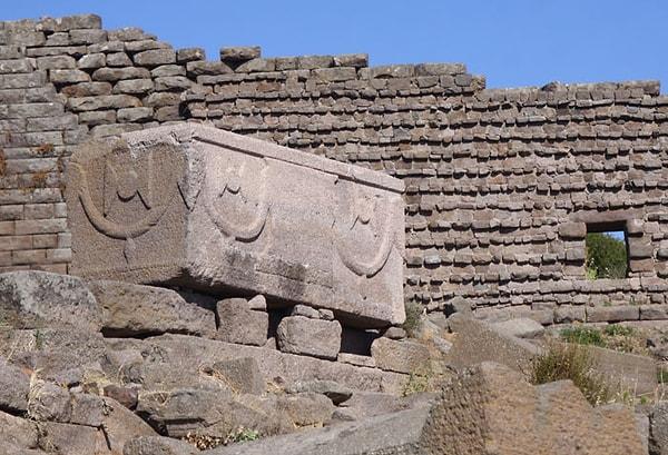 Assos nekropolü şehrin doğusundan batısına doğru uzanıyor, ancak sadece batı kapısının dışındaki alan kazılmış ve incelenmiştir. 1981 yılından beri aralıksız olarak kazı yapılan antik kentte MÖ. 5. yüzyıla ait andezit taşından yapılan lahitlerin benzersiz özellikleri olduğu fark edilmiştir.