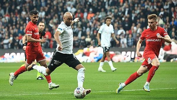 Taksim'de yaşanan bombalı saldırı ve Kahramanmaraş'ta meydana gelen deprem felaketi sebebiyle iki kez ertelenen Beşiktaş - Antalyaspor maçı önceki akşam oynandı.