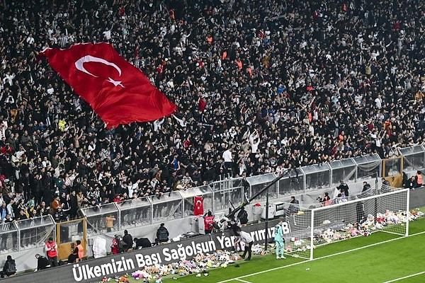 Siyah-beyazlı taraftarlar heyecan dolu maçın ikinci yarısına "Mustafa Kemal'in askerleriyiz!" sloganlarıyla başladı.