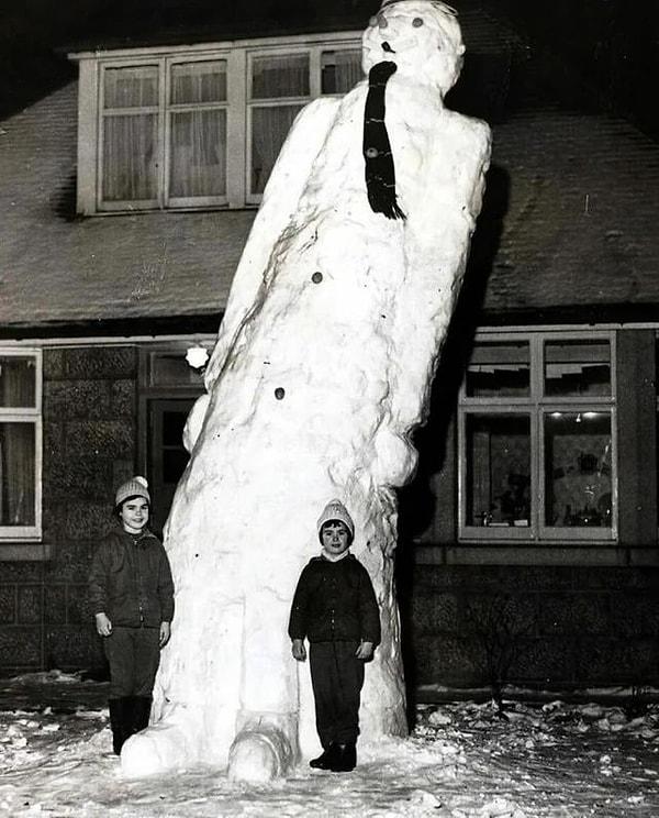 12. İskoçya'da 5 metreden uzun kardan adam yapan iki kardeş (1963)