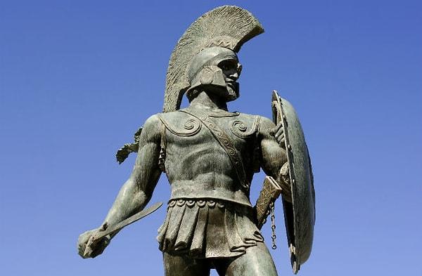 Krypteia denilen bu birimlerin savaşçıları, Sparta topraklarını dolaşır, helot yani özgür olmayan insanları gözlemler ve şüpheli gördüklerini öldürürlerdi. Nasıl olsa herhangi bir soruşturmaya tabii tutulmuyorlardı.
