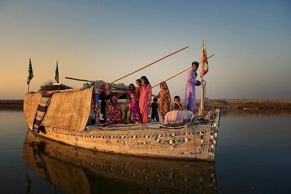 Balıkçı olan Mohana kabilesi Pakistan yakınlarında yaşıyor.