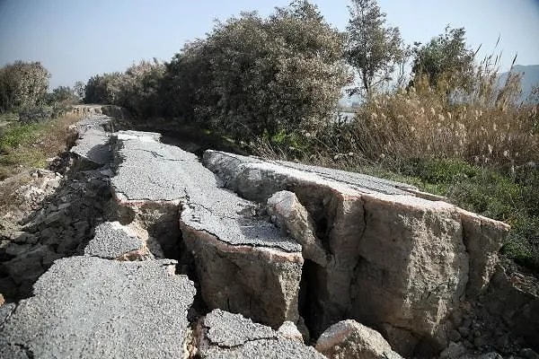 Ulaşıma kapalı yolun bazı bölümlerinin büyük kısmı yok olurken, depremle oluşan yarıkların derinliği bazı yerlerde 3-4 metreyi buluyor.