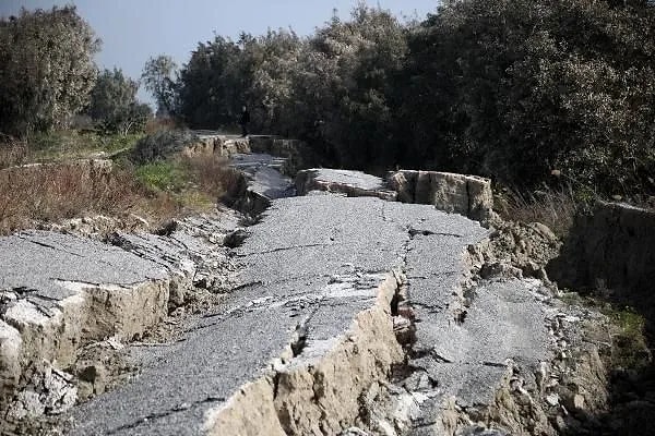 Liman Mahallesi halkından Temel Diyap, Asi Nehri boyunca denize uzanan yoldaki yarıkların depremde oluştuğunu belirterek, “Burası Lübnan'dan doğan Asi Nehri'nin denize döküldüğü son nokta olan Liman Mahallesi. Çok sayıda balıkçının da denize ulaşım noktası.” dedi.