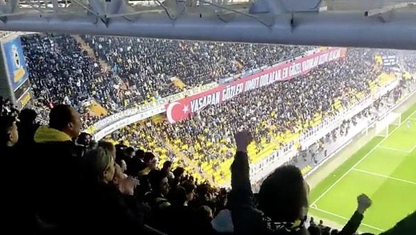 Fenerbahçe Spor Kulübü Kongre Üyesi Hasan Doğan, Twitter'dan "Hükümet istifa" tezahüratı yapan Fenerbahçe taraftarlarının evlerine, "spor müsabakalarından men" tebligatı gitmeye başladığını duyurdu.