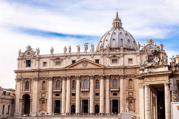Bu bağlamda dünyada en bilinen yapı ise Giovanni Lorenzo Bernini tarafından inşa edilen San Pietro Bazilikası'dır.