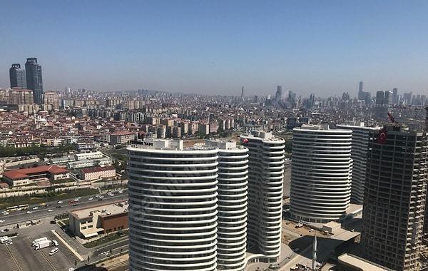 İstanbul'un en büyük sorunu olan nüfus yoğunluğunun yüzde 50 oranında azaltılacak şekilde düzenlenmesi gerektiği belirtiliyor. İstanbul'da bir deprem felaketinde sorunun sadece binaların sağlam kalmasıyla çözülemeyeceği de öngörülüyor.