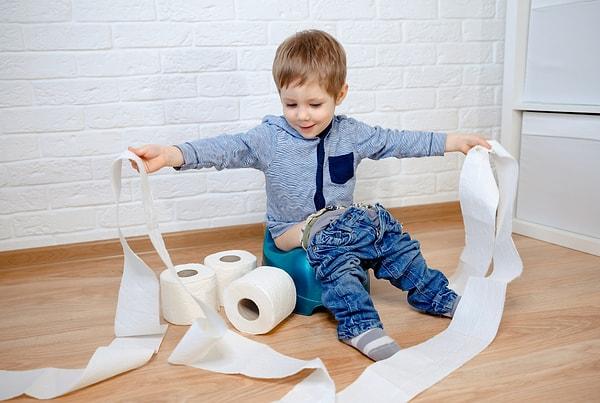 Çocuklar ilk başta tuvalet eğitiminin amacını anlamakta zorlanabilirler. Tuvalet eğitimi çocukluk döneminde kazandırılması gereken en önemli alışkanlıklardan biridir.