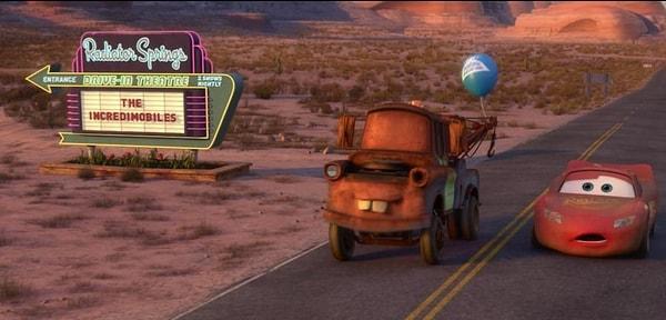 7. 'Arabalar 2' filminde 'The Incredibles' filmine bir gönderme yapılmış. Yandaki tabelada 'The Incredimobiles' filminin reklamı var!