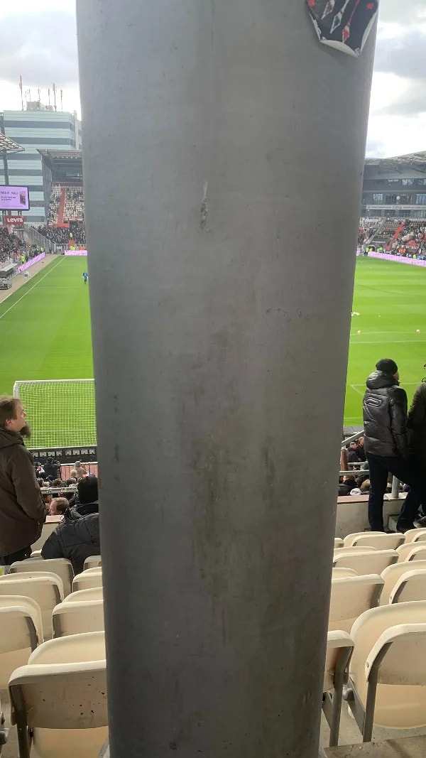 10. Вид на поле с моим билетом за €30 🥲