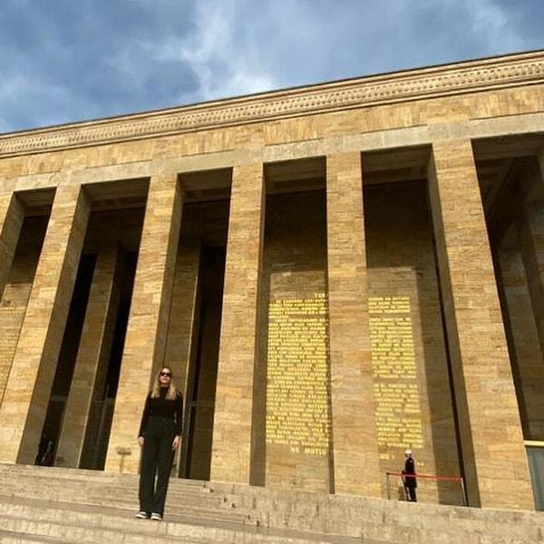 Ankara ziyareti sırasında Anıtkabir'e uğramayı ihmal etmeyen ve Gazi Mustafa Kemal Atatürk'ün huzuruna çıkan güzel oyuncunun duygu dolu anlarına da şahit olduk 👇