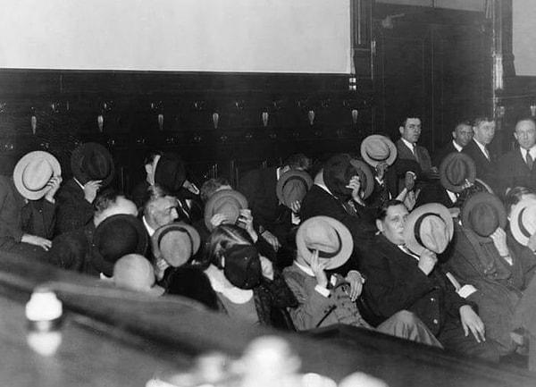 12. Mafya lideri Al Capone'un mahkemesinde yüzlerini gizleyen gangsterler. (1931)