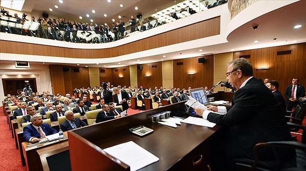 Ancak bu senaryo gerçekleşmezse İmamoğlu ve Yavaş belediye başkanlığından istifa edecek. İstifadan sonra hem İstanbul hem de Ankara Büyükşehir Belediye Meclisi'nde yeni başkan için seçim yapılacak.