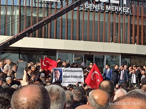 16.41 - Saadet Partisi önünde "Cumhurbaşkanımız Kemal Kılıçdaroğlu" pankartı açıldı. Deprem bölgesindeki can kayıpları nedeniyle slogan atılmaması uyarısı yapıldı.