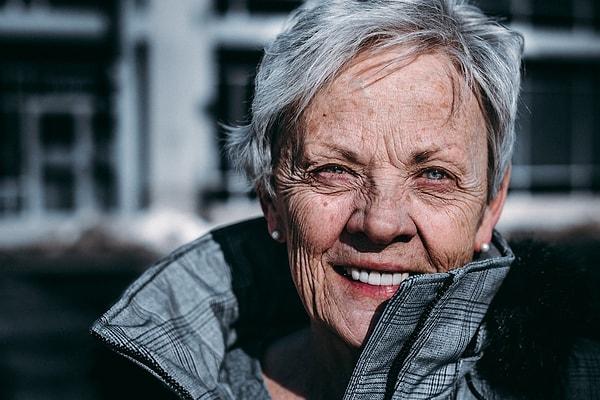 Yeni bir araştırmaya göre, 100 yaş üstü insanlar, aşırı yaşlılıkta bile işlevsel kalan ve olağanüstü uzun ömür elde etmelerine yardımcı olan benzersiz bir bağışıklık sistemine sahip olabilir!