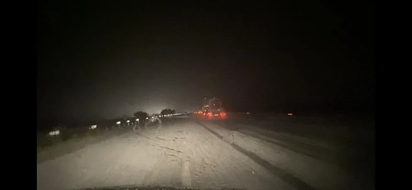 Saat 01.30 sıralarında fındık büyüklüğünde yağan dolu nedeniyle otobanda seyir halinde olan araç sürücülerinin görüş mesafesi düştü. Çadırlarda kalan depremzedeler ise zor anlar yaşadı.