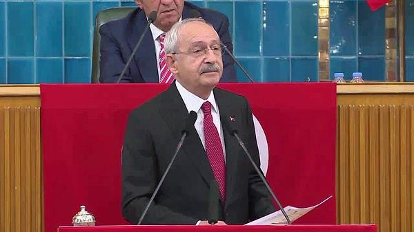 Kemal Kılıçdaroğlu’nun konuştuğu kürsünün hemen arkasında bulunan CHP bayrağının yerine ise Türk Bayrağı asıldı.