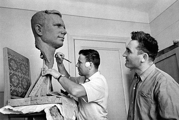 3. Uzaya çıkan ilk insan olan Sovyet kozmonot Yuri Gagarin, kendi büstünü imzalıyor. (1962)