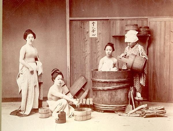 10. Eskiden Japonya'nın kırsallarında insanlar nasıl banyo yapıyordu? İşte böyle... (1900)