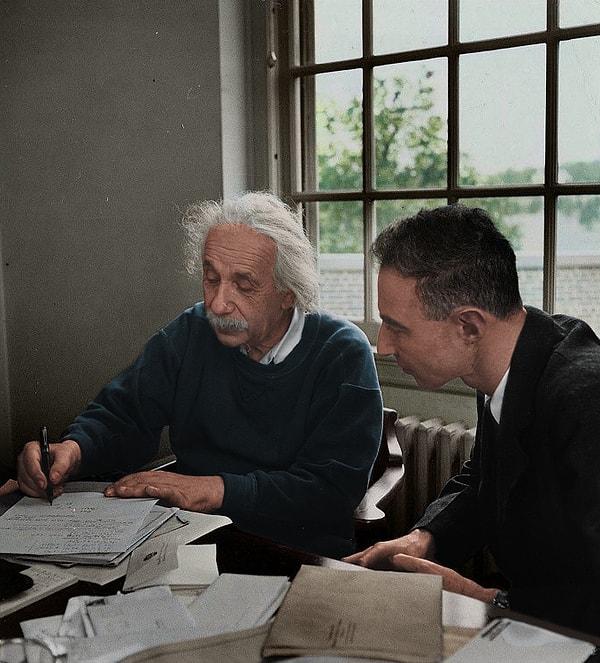 15. Bilim dünyasında 'ilk nükleer bombanın babası' olarak bilinen Robert Oppenheimer ile Albert Einstein... (1947)