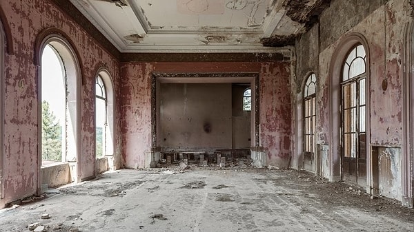 13. Местные ухаживают за садами и территорией, санатории находятся под присмотром, а дороги ремонтируются.