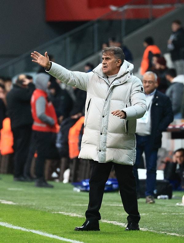Beşiktaş Teknik Direktörü Şenol Güneş, çok da iyi gitmeyen bir sezonda Beşiktaş adına mücadelesini sürdürüyor.