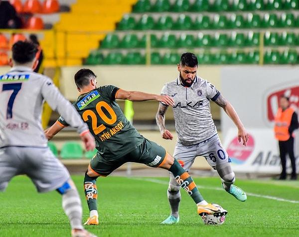 Başakşehir, son iki maçtan mağlubiyetle ayrıldı. Ligde Kayserispor'a 1-0 yenilen Emre Belözoğlu ve öğrencileri son olarakta deplasmanda Alanyaspor'a 1-0 mağlup oldu.