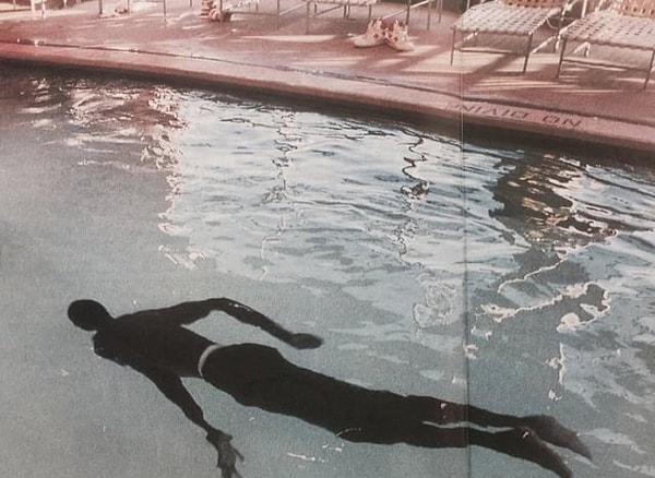 6. NBA tarihinin en uzun boylu basketbol oyuncuları arasında olan 2,31 metrelik Manute Bol'un yüzerken çekilen fotoğrafı...