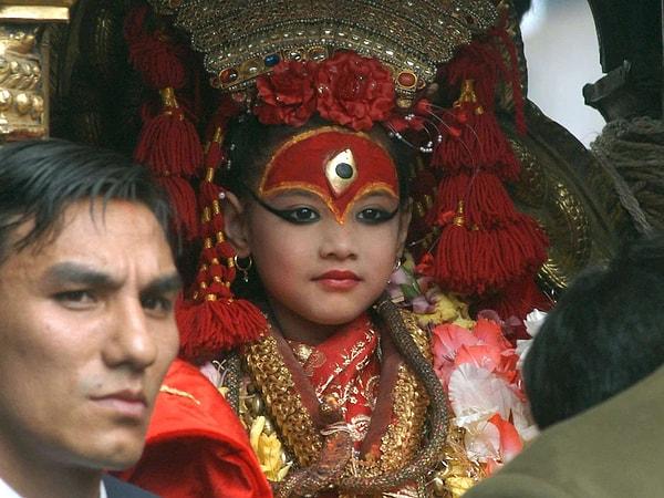Tanrıçaların bekçisi, Gautam Shakya kendini bildi bileli onlara bakıyor. Ailesi, ilk Kumari'den bu yana işi babadan oğula geçirerek yüzlerce tanrıça gördü.
