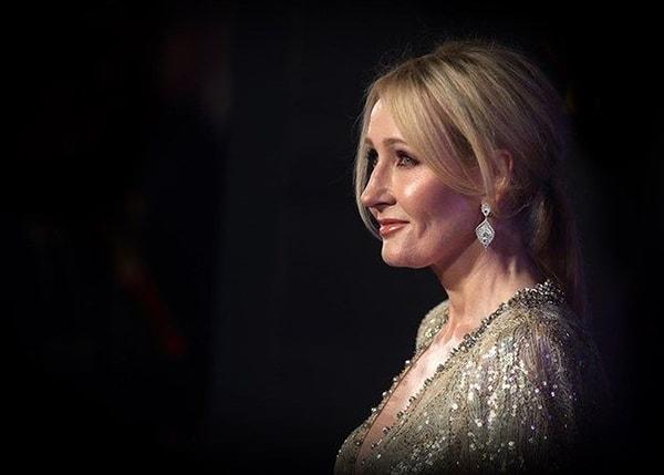 Cinsiyet değiştirmede 14 yaşın çok erken olduğunu söyleyen Rowling, kendinin de bir zamanlar (ergenlik döneminde) cinselliğini sorguladığını fakat heteroseksüel olarak büyüdüğünü ifade etti. .