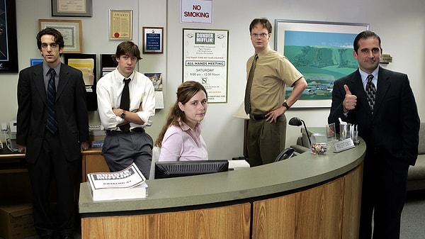 Dizinin başarılı oyuncu kadrosunda; Michael Scott, Dwight Schrute, Jim Halpert, Pam Beesly, Ryan Howard, Kelly Kapoor, Angela Martin ve Andy Bernard yer alıyor.