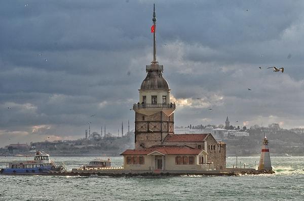 Kız Kulesi, İstanbul'un Üsküdar semtine bağlı olan Salacak açıklarındaki küçük bir adanın üzerinde İstanbul Boğazı'nda yer alır.