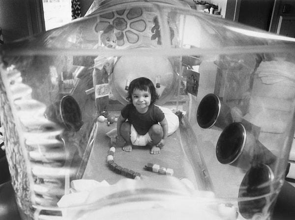 9. Tüm hayatını bir balonun içinde geçiren, ciddi kombine bağışıklık yetmezliği ile mücadelesine rağmen on iki yaşındayken hayatını kaybeden David Vetter 👇