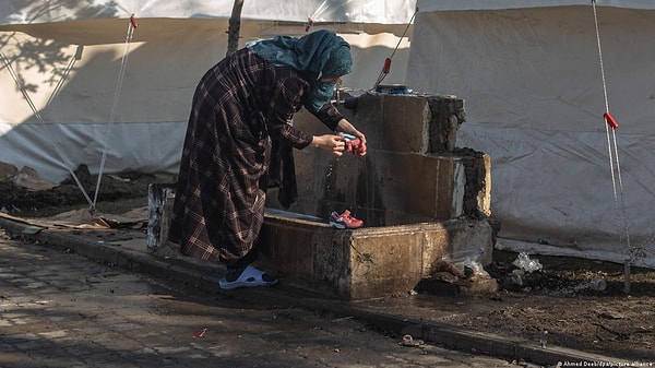 Deprem bölgesinde yaşamak böylesine zorken bir kadın olarak yaşamak daha da zorlaşıyor. Bir yandan yine evdeki gibi temizlik, yemek gibi 'görevler' kadınların sırtına yüklenirken diğer yandan hijyen ve güvenlik problemleriyle de savaş veriyorlar.