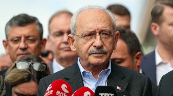 Çadır ve konteyner ihtiyacının sürdüğüne dikkati çeken Kılıçdaroğlu, "Kim konteyner, çadır üretiyorsa, 'biz müşteri bulamıyoruz' derse, bize haber versin. Derhal alacağız ve deprem bölgesine getireceğiz" ifadesini kullandı.