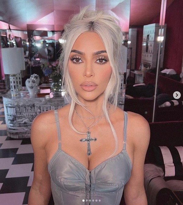 «Наконец-то нормальный вид. Здесь показана женщина, которой 42 года, и она выглядит на 42, и это лучше, чем притворяться, что тебе 30», — прокомментировал один пользователь под постом Леони