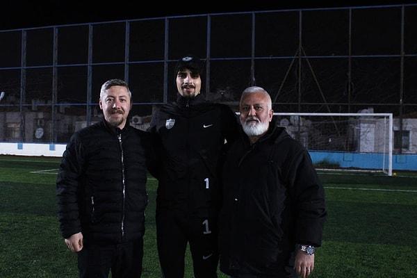 İzmir'de amatör spor kulüplerinden Karabağlar Spor Kulübü, genç kaleci Kenan Gürsen Saat (23) ile anlaşma yapmak için ilginç bir yöntem izledi.