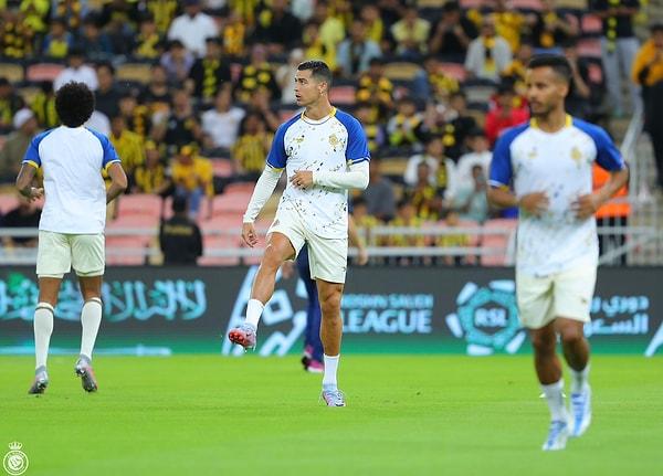 Portekizli yıldız, maçta yalnızca bir tane isabetli şut bulabildi. Al Ittihad taraftarlarının 'Messi' tezahüratlarını duyunca da elleriyle tribüne 'konuşma' hareketi yapan Ronaldo, maçın son düdüğüyle çılgına döndü.