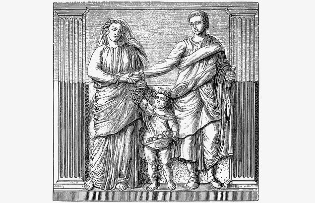 3. Antik Roma'da baba figürü her anlamda evin reisiydi: İsterse kendi aile üyelerini öldürme, satma ve reddetme hakkına sahipti.