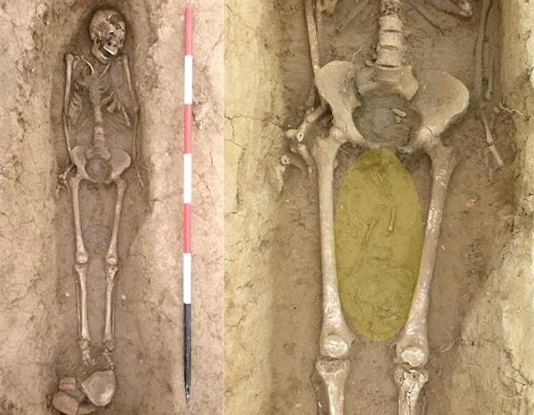 Hamile kadının bacak arasında "bir küme küçük kemik" bulunmuştu. Bu kemikler ise tabutun içinde doğan fetüse aitti.