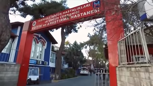 H.Z. kendisi uyurken odaya giren S.E.'den rahatsız olarak dışarı çıkmasını istedi. Ancak S.E., H.Z.'ye cinsel saldırıda bulundu.