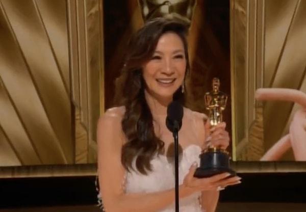 9. Michelle Yeoh, Everything Everywhere All at Once filmindeki başarısıyla en iyi kadın oyuncu Oscar'ına sahip olduktan sonra "Hanımlar, kimsenin size hayatınızın baharının geçtiğini söylemesine izin vermeyin!" açıklamasında bulundu.