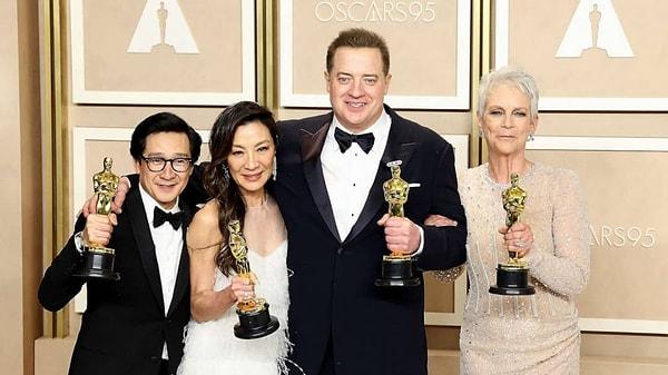 2023 Oscar Ödül Töreni'ne katılan isimlerin şıklık yarışı geceye damgasını vururken, ödüllerin sahipleri de büyük bir merakla takip edildi.