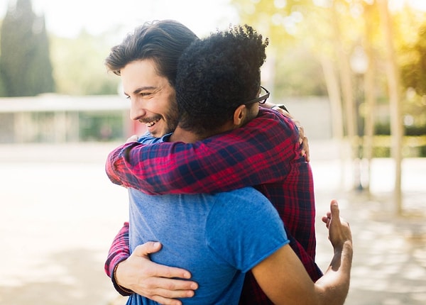 2. Как, по вашему мнению, надо приветствовать близкого друга или члена семьи?