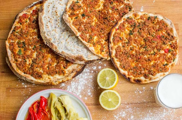 Özellikle lahmacunun hileye çok açık olduğunu belirten Orhan, et yerine soya fasulyesi, bitkisel proteinler, kamufle edilmiş et tadı içeren tuzlar, sakatat ürünleri, tavuk ürünleri kullanıldığını belirtti.