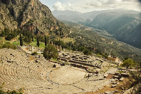 Delphi Stadyumu kutsal bir bölgede bulunmasının yanı sıra çok daha ilgi çekici bir özelliğe sahiptir.